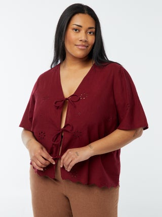 Blusa tinta unita con ricami e allacciatura con cordoncini
