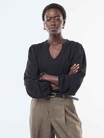 Blusa tinta unita con scollo a V e ricami sul davanti