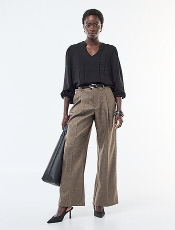 Blusa tinta unita con scollo a V e ricami sul davanti