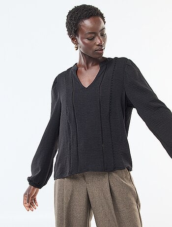 Blusa tinta unita con scollo a V e ricami sul davanti