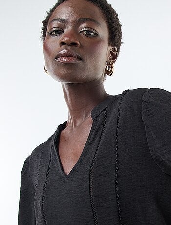 Blusa tinta unita con scollo a V e ricami sul davanti