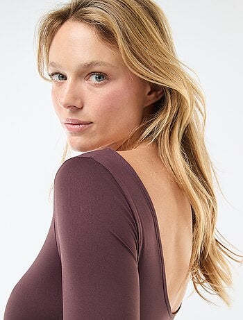 Body basic elasticizzato con ampio scollo rotondo