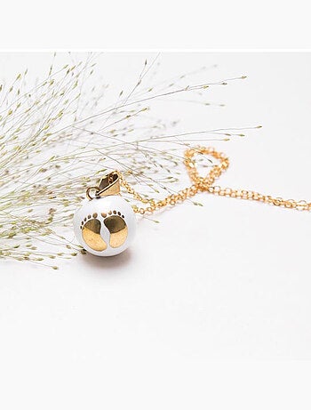 Bola di gravidanza, collana bianca con piedi dorati | Bola