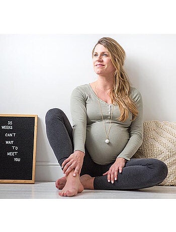 Bola di gravidanza, collana bianca con piedi dorati | Bola