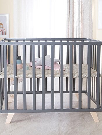 Box per bambini mobile in legno con tappeto trapuntato in pelle vegana – ROBA "Luxe
