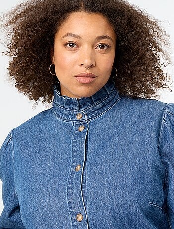 Camicetta in denim con collo alto a volant