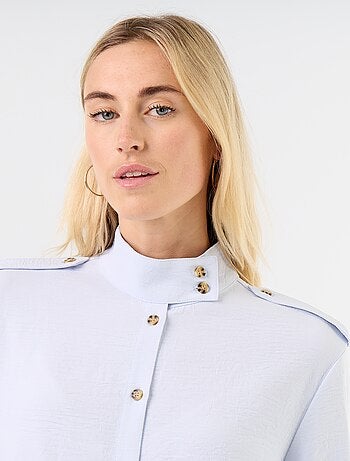 Camicia a collo alto e inserti sulle spalle