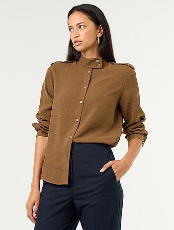 Camicia a collo alto e inserti sulle spalle
