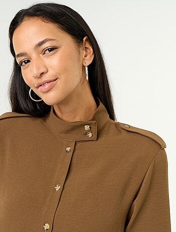 Camicia a collo alto e inserti sulle spalle