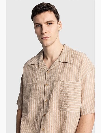 Camicia a maniche corte a righe testurizzate con taschino giesto