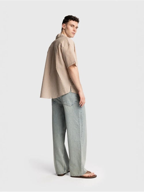 Camicia a maniche corte a righe testurizzate con taschino giesto - Kiabi Camicia a maniche corte a righe testurizzate con taschino giesto - Kiabi