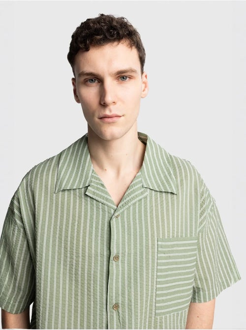 Camicia a maniche corte a righe testurizzate con taschino giesto - Kiabi Camicia a maniche corte a righe testurizzate con taschino giesto - Kiabi
