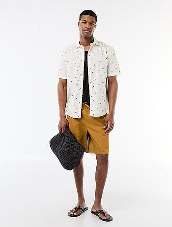 Camicia a maniche corte con apertura abbottonata