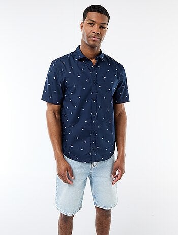 Camicia a maniche corte con apertura abbottonata