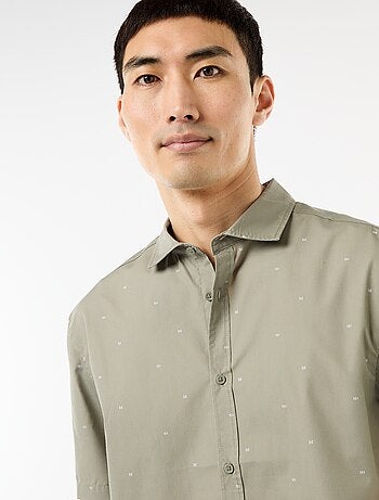 Camicia a maniche corte con apertura abbottonata