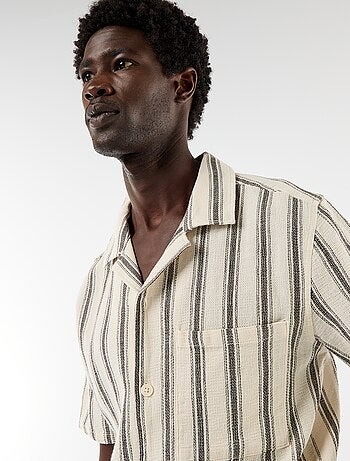 Camicia a maniche corte con collo a revers