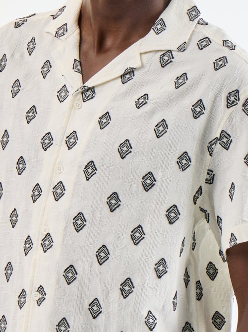 Camicia a maniche corte in maglia fantasia con ricami - Kiabi Camicia a maniche corte in maglia fantasia con ricami - Kiabi