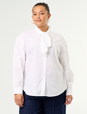 Camicia a maniche lunghe e collo a lavallière