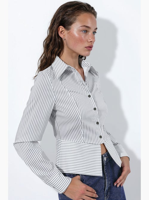 Camicia a righe aderente con dettaglio peplum hiccup - Kiabi Camicia a righe aderente con dettaglio peplum hiccup - Kiabi