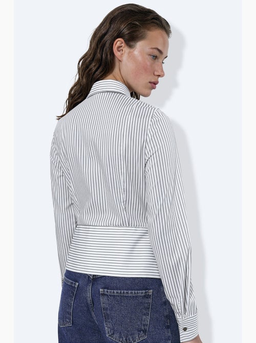 Camicia a righe aderente con dettaglio peplum hiccup - Kiabi Camicia a righe aderente con dettaglio peplum hiccup - Kiabi