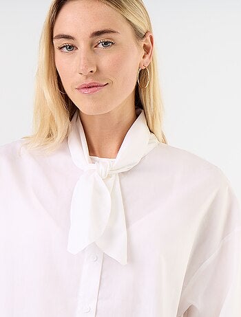 Camicia ampia a maniche lunghe e collo lavallière