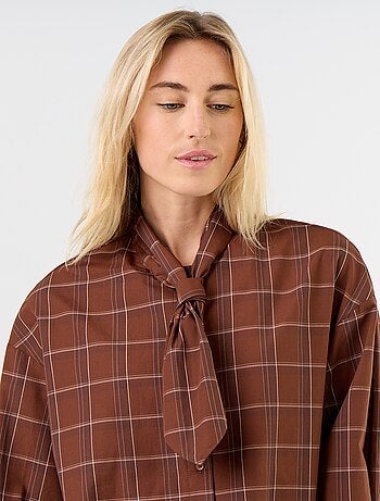 Camicia ampia a maniche lunghe e collo lavallière