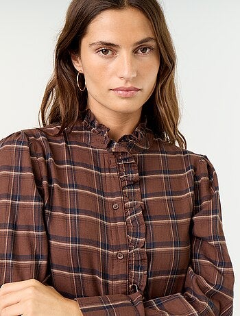 Camicia con collo alto a balze