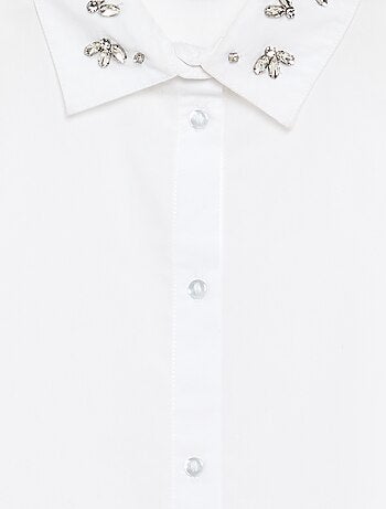 Camicia con finti gioielli sul colletto