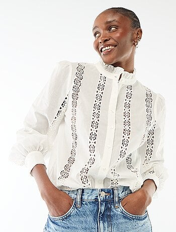 Camicia con ricami inglesi e volant al collo