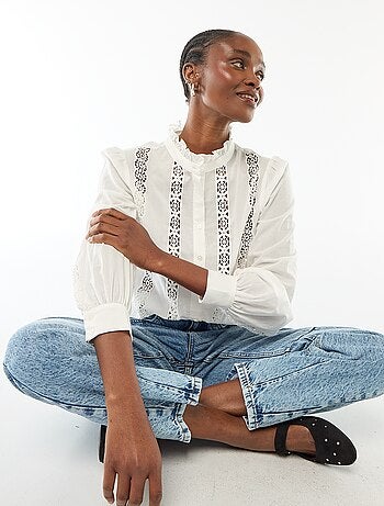 Camicia con ricami inglesi e volant al collo