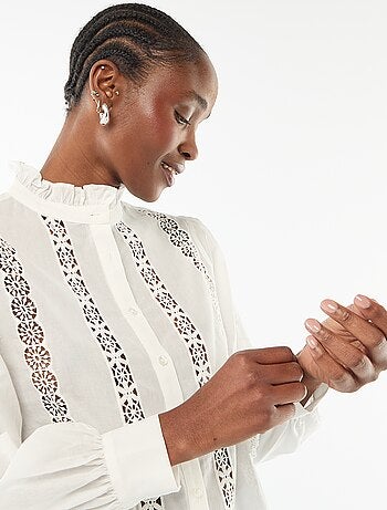 Camicia con ricami inglesi e volant al collo