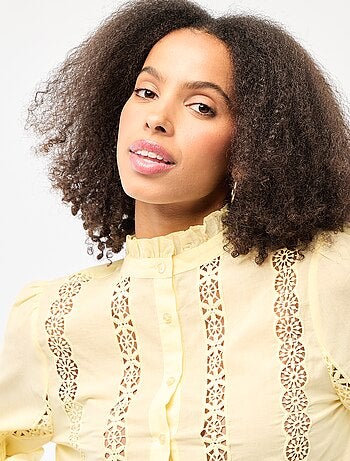 Camicia con ricami inglesi e volant al collo