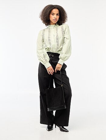 Camicia con ricami inglesi e volant al collo