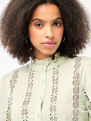 Camicia con ricami inglesi e volant al collo