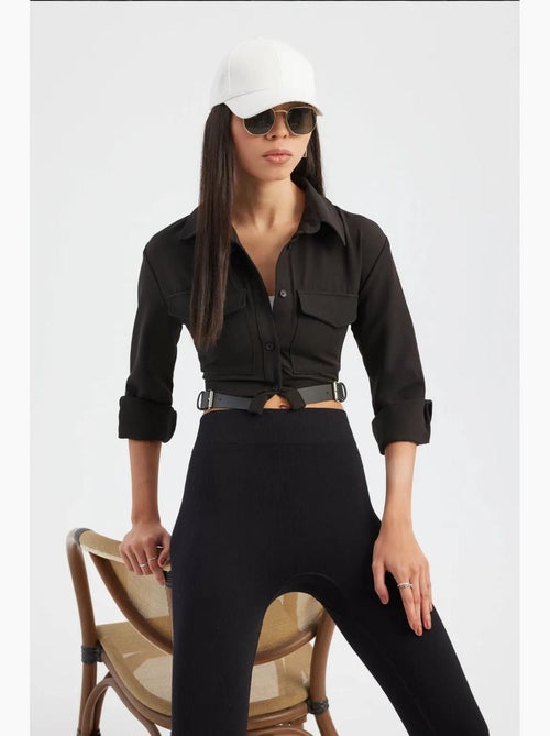 Camicia corta con collo alto e tasche con dettaglio cintura hiccup - Kiabi Camicia corta con collo alto e tasche con dettaglio cintura hiccup - Kiabi