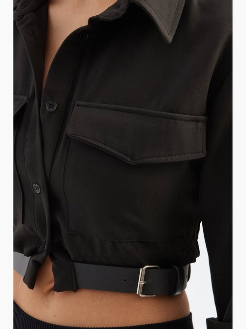Camicia corta con collo alto e tasche con dettaglio cintura hiccup - Kiabi Camicia corta con collo alto e tasche con dettaglio cintura hiccup - Kiabi
