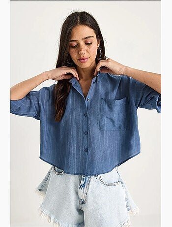 Camicia cropped a righe testurizzate con chiusura a bottoni e taschino lucci