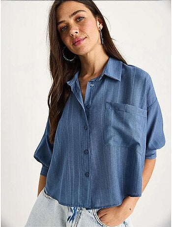 Camicia cropped a righe testurizzate con chiusura a bottoni e taschino lucci