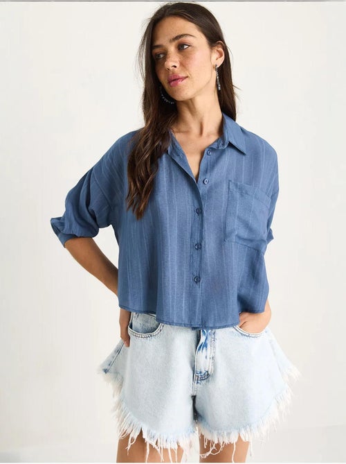 Camicia cropped a righe testurizzate con chiusura a bottoni e taschino lucci - Kiabi Camicia cropped a righe testurizzate con chiusura a bottoni e taschino lucci - Kiabi