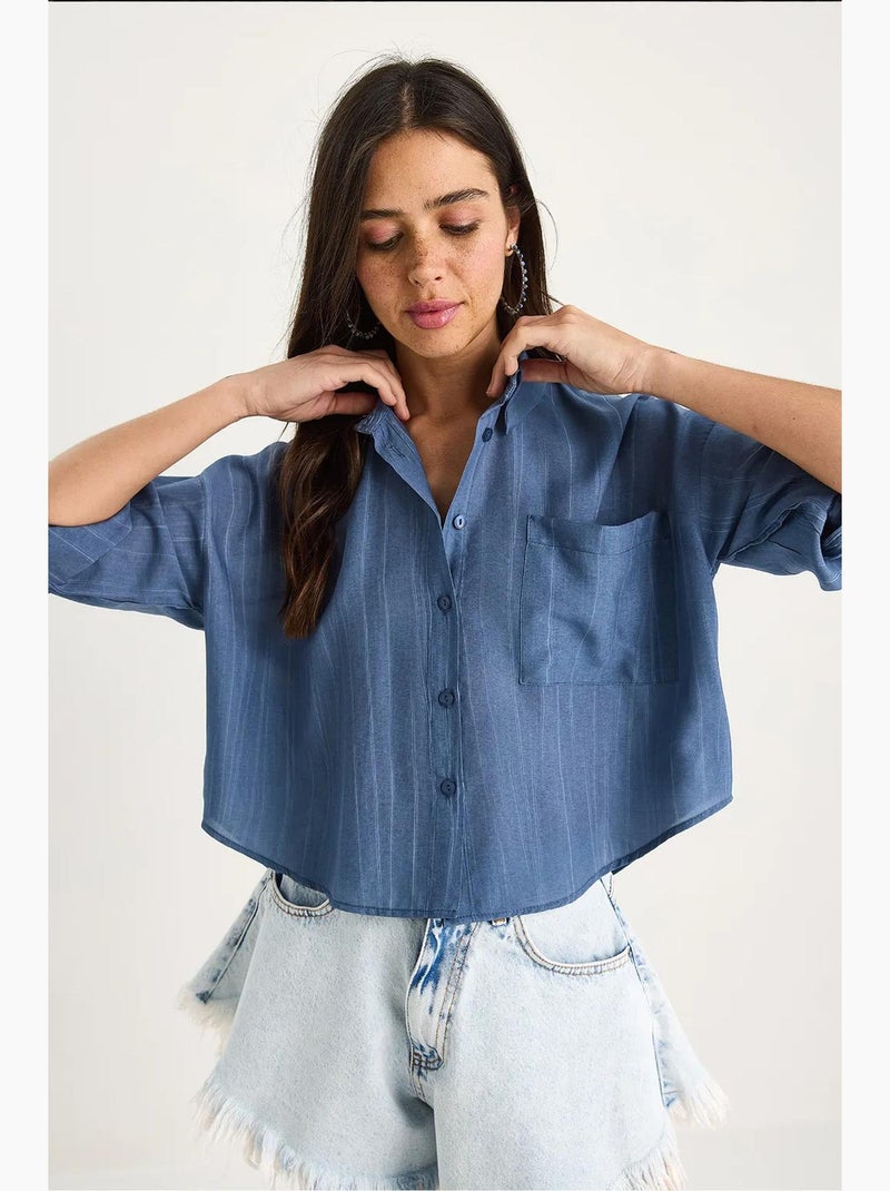 Camicia cropped a righe testurizzate con chiusura a bottoni e taschino lucci Blu elettrico - Kiabi