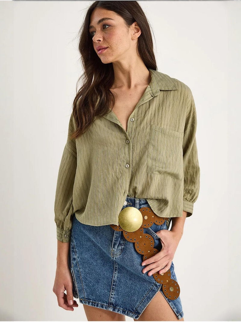 Camicia cropped a righe testurizzate con chiusura a bottoni e taschino lucci Cachi - Kiabi