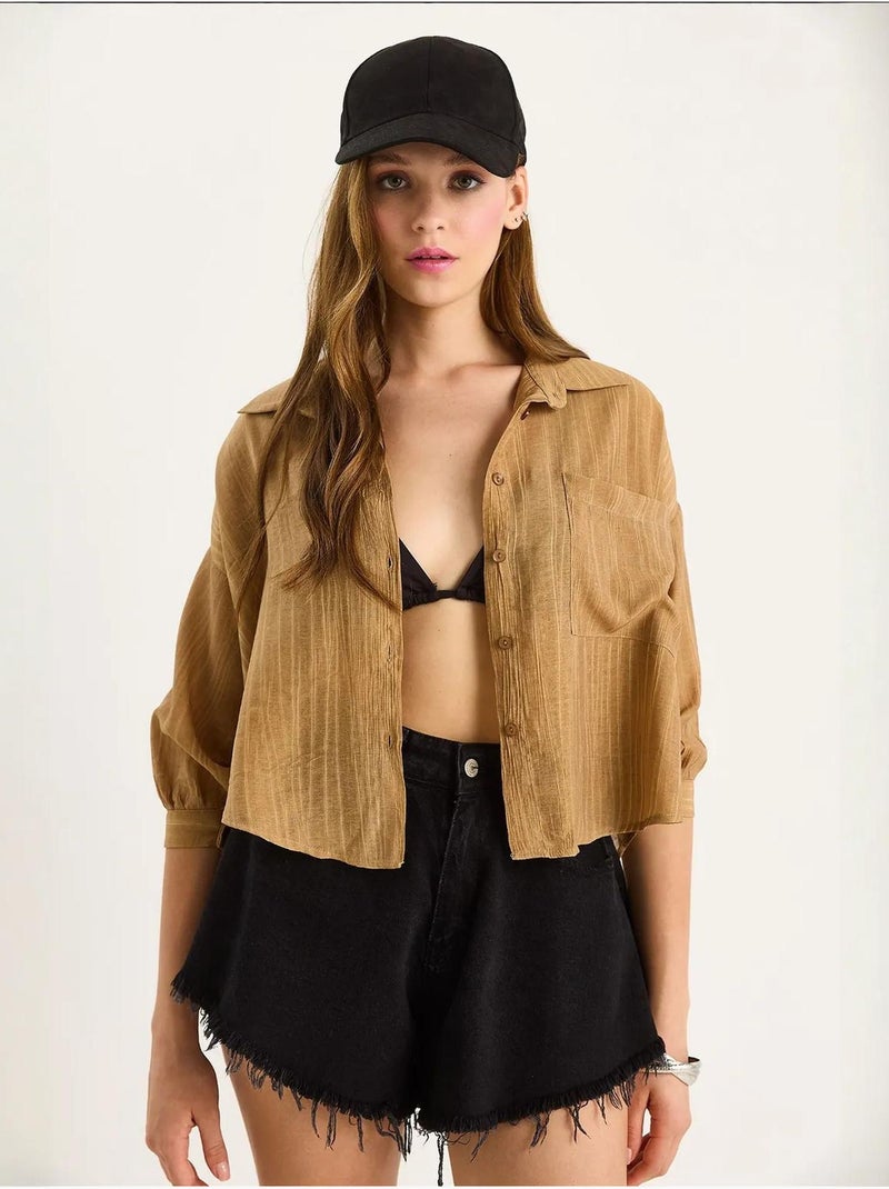 Camicia cropped a righe testurizzate con chiusura a bottoni e taschino lucci Cammello - Kiabi