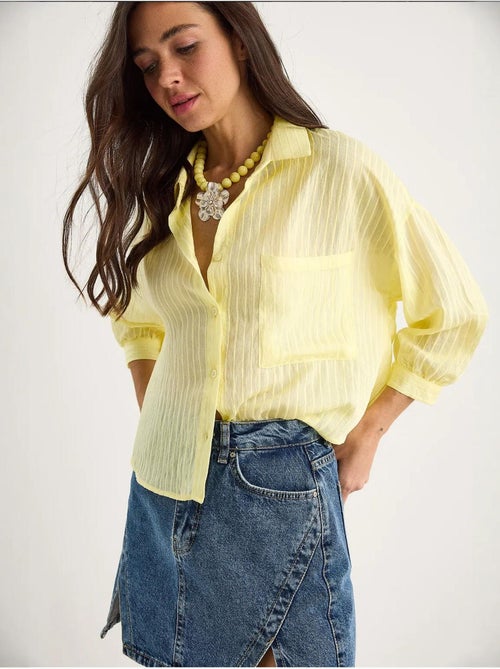 Camicia cropped a righe testurizzate con chiusura a bottoni e taschino lucci - Kiabi Camicia cropped a righe testurizzate con chiusura a bottoni e taschino lucci - Kiabi