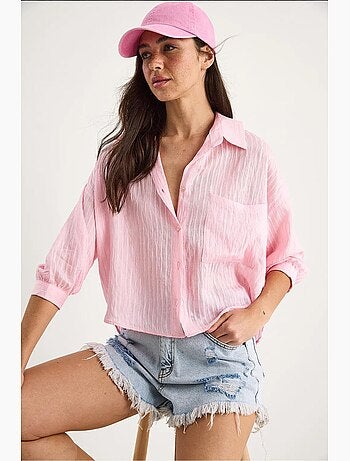 Camicia cropped a righe testurizzate con chiusura a bottoni e taschino lucci