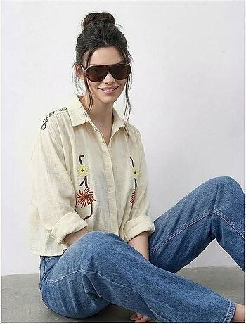 Camicia cropped ricamata con chiusura a bottoni lucci