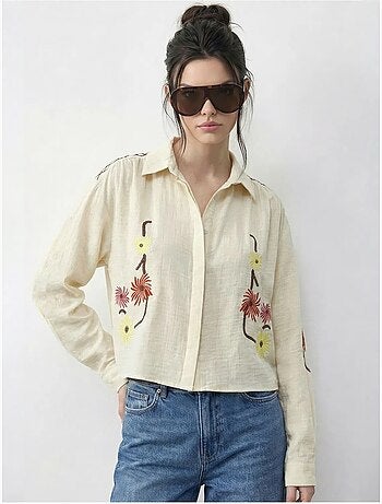 Camicia cropped ricamata con chiusura a bottoni lucci