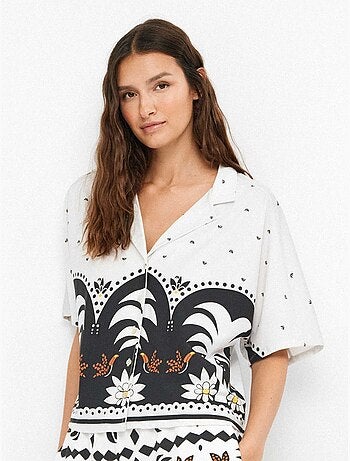 Camicia fluida con stampa tropicale a manica giapponese