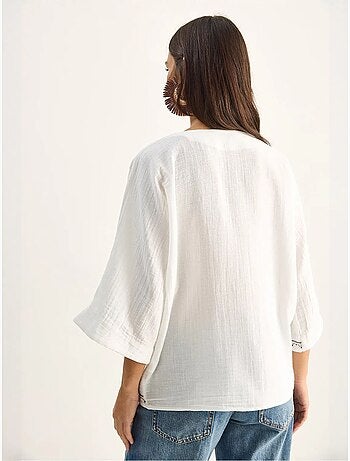 Camicia in crepe di cotone ricamato con scollo a v lucci
