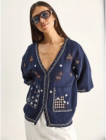 Camicia in crepe di cotone ricamato con scollo a v lucci