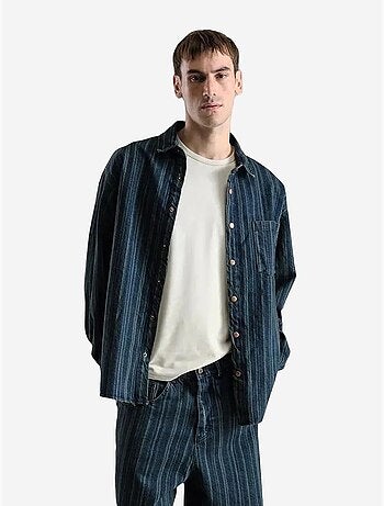 Camicia in denim a righe con bottoni e tasca giesto